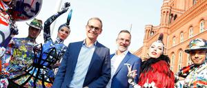 Michael Mueller, Dr. Stefan Franzke, Berlin-Partner, und das Ballett des Friedrichstadt-Palast, beim Hoffest.