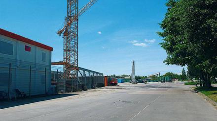 Ziemlich groß und ziemlich leer. Auf dem Gelände residierte einst das Betonwerk Berlin. 