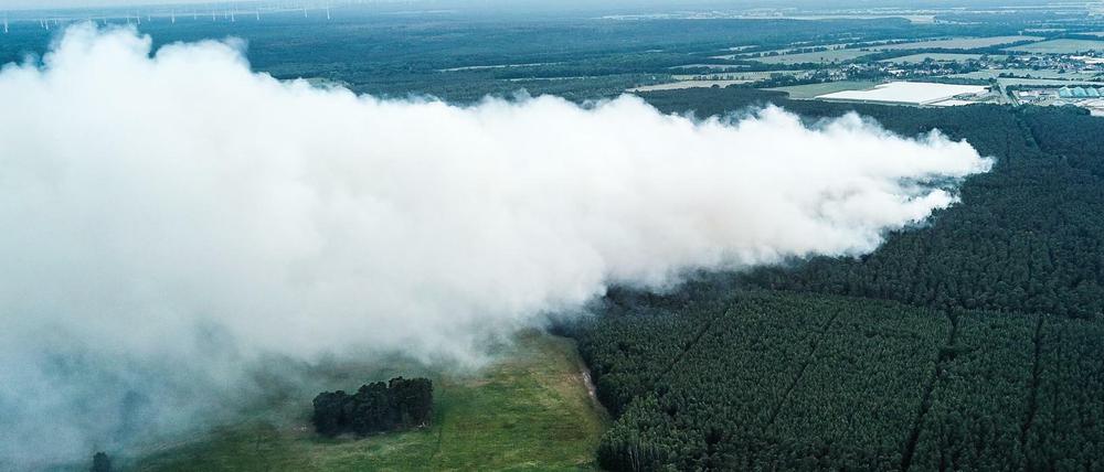 Rauch steigt in Folge eines Waldbrandes bei Jüterbog auf.