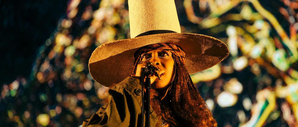 Ihr überdimensionaler Hut, hier beim Auftritt auf dem Primavera-Festival im Mai, ist Erykah Badus Markenzeichen.