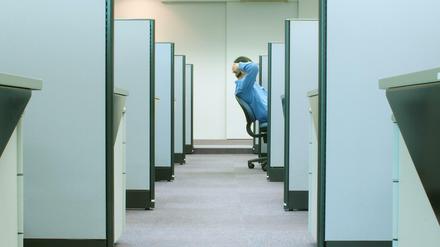 Zurücklehnen. Der Rücken freut sich über kleine Haltungsänderungen. Nach sechs Stunden ist arbeitsrechtlich aber eine größere Pause angesagt. 