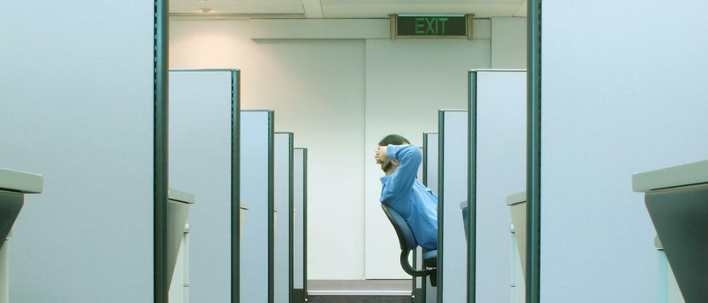 Zurücklehnen. Der Rücken freut sich über kleine Haltungsänderungen. Nach sechs Stunden ist arbeitsrechtlich aber eine größere Pause angesagt. 