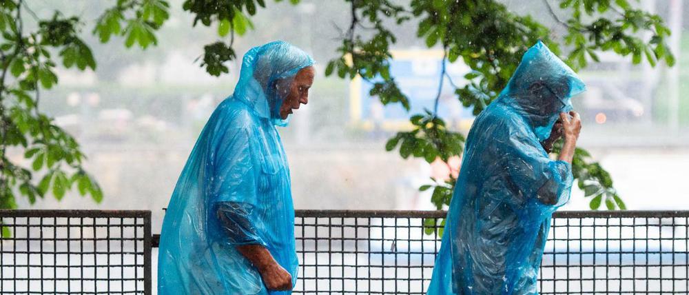 Frisch eingetütet: Wer einen Regenponcho dabei hatte, kam wenigstens halbwegs trocken an sein Ziel.