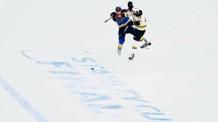 Harter Kampf. Nach vier Spielen in der Best-of-seven-Serie zwischen den St. Louis Blues und den Boston Bruins steht es 2:2. 