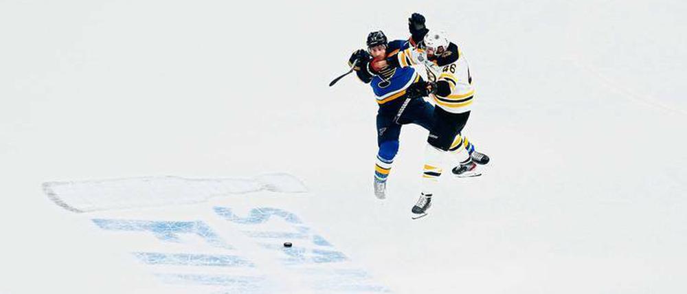 Harter Kampf. Nach vier Spielen in der Best-of-seven-Serie zwischen den St. Louis Blues und den Boston Bruins steht es 2:2. 
