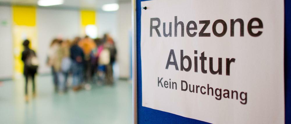 Ein Schild mit der Aufschrift "Ruhezone Abitur" hängt während der Abiturprüfung in einer Gesamtschule.