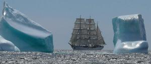 Die Gorch Fock 2007 zwischen Eisbergen im Golf von Sankt-Lorenz.