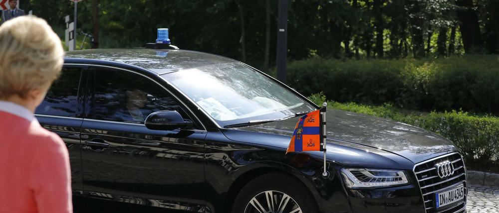 Verteidigungsministerin Ursula von der Leyen hat Ärger mit der Bundeswehr-Tochterfirma „BwFuhrpark“.