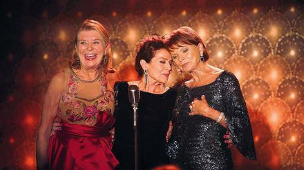 „Mein Blick ist noch derselbe, jung und wach.“ Kiki (Hannelore Elsner, Mitte) wird nach ihrem Auftritt umjubelt, aber auch ihre Freundinnen Helga (Jutta Speidel, links) und Maria (Uschi Glas) können sich im Tanzcafé Düll freuen. 
