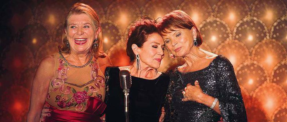 „Mein Blick ist noch derselbe, jung und wach.“ Kiki (Hannelore Elsner, Mitte) wird nach ihrem Auftritt umjubelt, aber auch ihre Freundinnen Helga (Jutta Speidel, links) und Maria (Uschi Glas) können sich im Tanzcafé Düll freuen. 