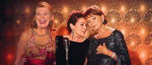 „Mein Blick ist noch derselbe, jung und wach.“ Kiki (Hannelore Elsner, Mitte) wird nach ihrem Auftritt umjubelt, aber auch ihre Freundinnen Helga (Jutta Speidel, links) und Maria (Uschi Glas) können sich im Tanzcafé Düll freuen. 