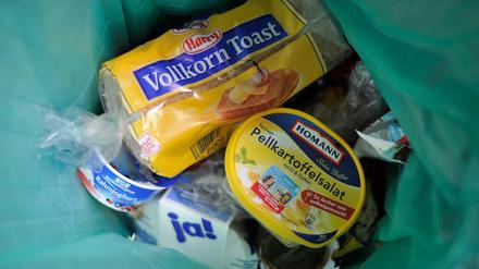 Obwohl Waren noch genießbar sind, landen sie vielerorts im Müll.