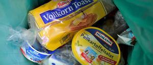 Obwohl Waren noch genießbar sind, landen sie vielerorts im Müll.