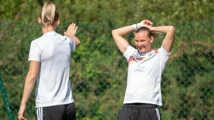 Vorfreude. Nationalspielerin Johanna Elsig (l.) muss Kameradin Alexandra Popp bremsen.