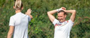 Vorfreude. Nationalspielerin Johanna Elsig (l.) muss Kameradin Alexandra Popp bremsen.