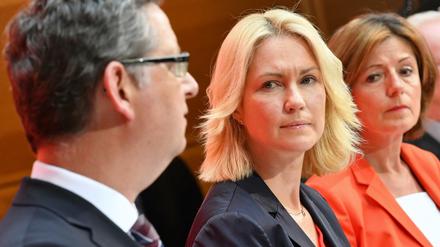 Die kommissarischen Parteichefs: Manuela Schwesig (M), Ministerpräsidentin von Mecklenburg-Vorpommern, Malu Dreyer (r), Ministerpräsidentin von Rheinland-Pfalz, und Thorsten Schäfer-Gümbel, SPD-Vorsitzender in Hessen.
