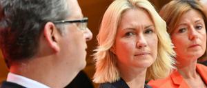 Die kommissarischen Parteichefs: Manuela Schwesig (M), Ministerpräsidentin von Mecklenburg-Vorpommern, Malu Dreyer (r), Ministerpräsidentin von Rheinland-Pfalz, und Thorsten Schäfer-Gümbel, SPD-Vorsitzender in Hessen.