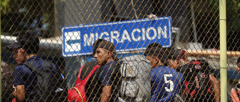 Mittelamerikanische Migranten überqueren die Grenze zu Mexiko