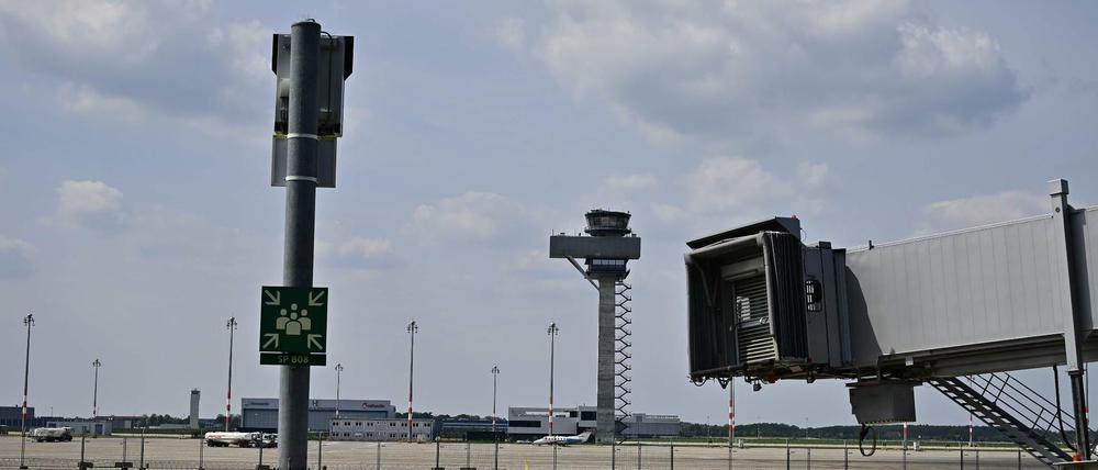 Warten auf den ersten Flieger. Bis der kommt, wird am BER noch einige Zeit vergehen.