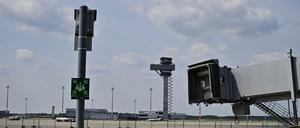 Warten auf den ersten Flieger. Bis der kommt, wird am BER noch einige Zeit vergehen.