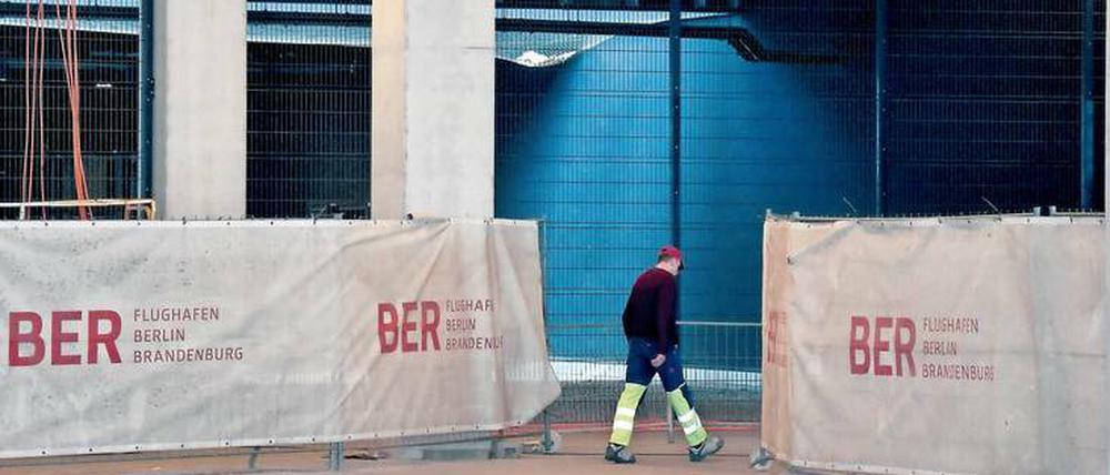 Ob die Beseitigung der Mängel am Terminal des zukünftigen Flughafen schnell genug geht, bleibt unklar.