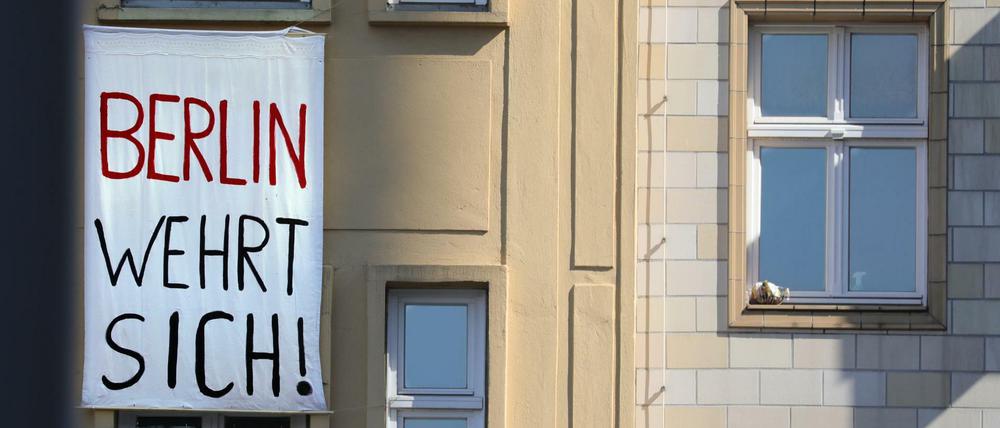 Protest gegen Gentrifizierung an einem Haus an der Berliner Karl-Marx-Alle 