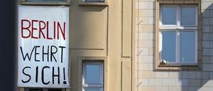 Protest gegen Gentrifizierung an einem Haus an der Berliner Karl-Marx-Alle 