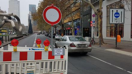 In der Adventszeit wurden die Verbotsschilder an der Tauentzienstraße einfach missachtet, kontrolliert wurde nicht. 
