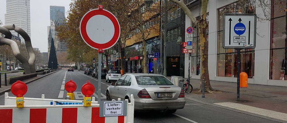 In der Adventszeit wurden die Verbotsschilder an der Tauentzienstraße einfach missachtet, kontrolliert wurde nicht.