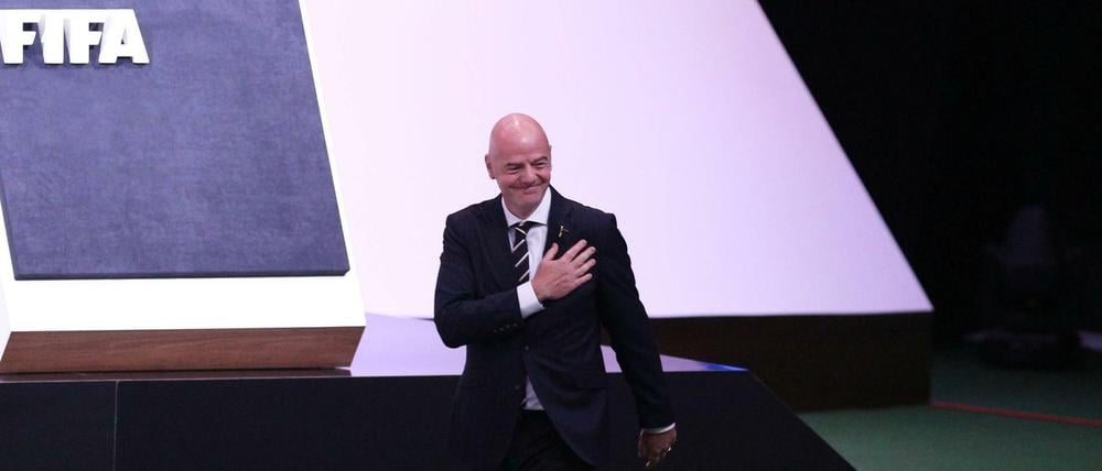 Habe die Ehre! Gianni Infantino nach seiner Wahl in Paris.