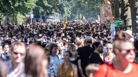Tausende Besucher kommen zum Fest rund um den Blücherplatz. "Die Veranstaltung ist sehr groß und sehr voll", sagte die Leiterin am Donnerstag.