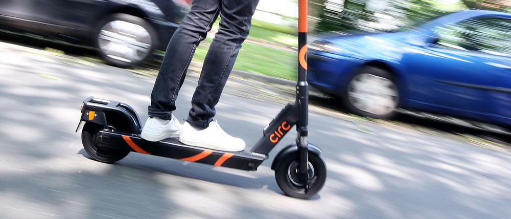 E-Scooter gibt es in Paris schon länger. Jetzt soll die Nutzung eingeschränkt werden. 