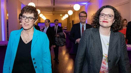 Die Vorsitzende der CDU, Annegret Kramp-Karrenbauer, und die ehemalige SPD-Vorsitzende Andrea Nahles.