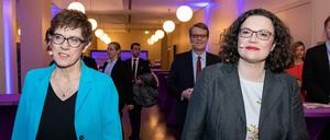 Die Vorsitzende der CDU, Annegret Kramp-Karrenbauer, und die ehemalige SPD-Vorsitzende Andrea Nahles.