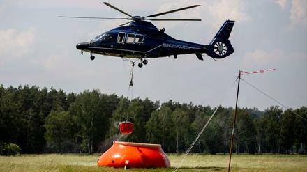 Auch am Sonnabend war der Löschhubschrauber der Bundespolizei bei der Waldbrandbekämpfung im Einsatz.