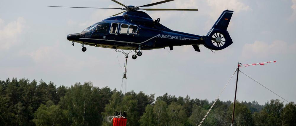 Auch am Sonnabend war der Löschhubschrauber der Bundespolizei bei der Waldbrandbekämpfung im Einsatz.