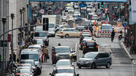 Die Friedrichstraße gehört bisher vor allem den Autofahrern. Das soll sich ändern - zumindest versuchsweise. 