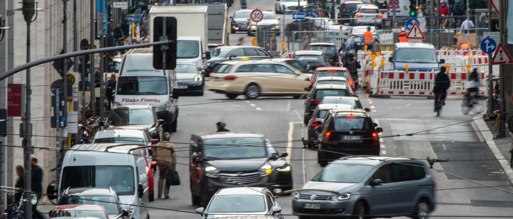 Die Friedrichstraße gehört bisher vor allem den Autofahrern. Das soll sich ändern - zumindest versuchsweise.