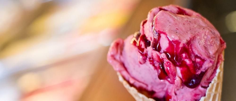 Fast geschmolzen: Eine Waffel gefüllt mit einer großen Portion Erbeer-Balsamico Eis. 