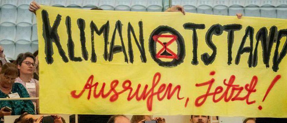 Menschen mit Transparent "Klimanotstand ausrufen, jetzt!".