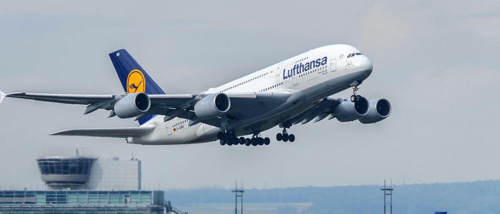 Ein Flugzeug Airbus der Lufthansa startet am 05.10.2015 auf dem Flughafen in Frankfurt am Main (Hessen).