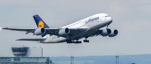 Ein Flugzeug Airbus der Lufthansa startet am 05.10.2015 auf dem Flughafen in Frankfurt am Main (Hessen).