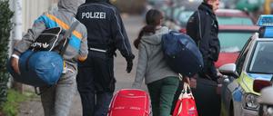 Schneller abschieben, weniger Leistungen, weniger Chancen - das Migrationspaket macht es Geduldeten schwerer, in Deutschland Fuß zu fassen.