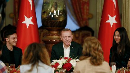 Fußballer Mesut Özil, der türkische Präsident Erdogan und Özils Verlobte Amine Gülse beim Fastenbrechen im Mai.