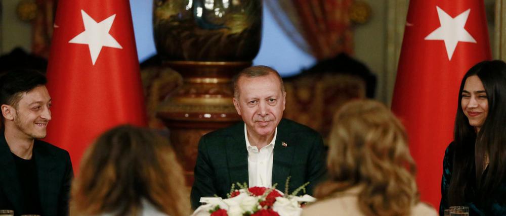 Fußballer Mesut Özil, der türkische Präsident Erdogan und Özils Verlobte Amine Gülse beim Fastenbrechen im Mai.