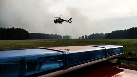 Ein Hubschrauber ist bei einem Waldbrand bei Jüterbog im Einsatz. 