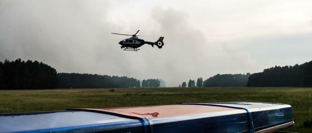 Ein Hubschrauber ist bei einem Waldbrand bei Jüterbog im Einsatz.