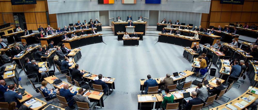 Abgeordnete, während einer Plenarsitzung des Berliner Abgeordnetenhauses im Plenarsaal des ehemaligen Preußischen Landtages.