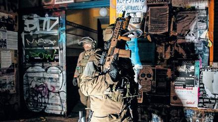 Einsatzkräfte der Polizei in der Rigaer Straße.