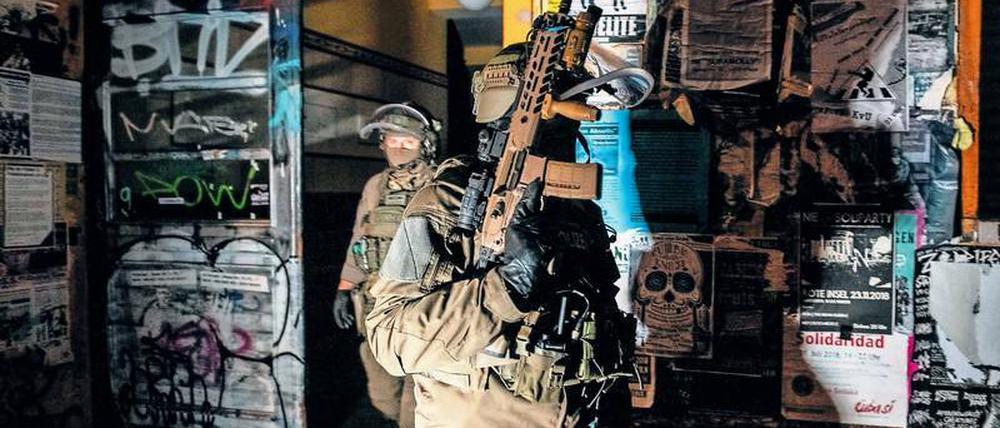 Einsatzkräfte der Polizei in der Rigaer Straße.